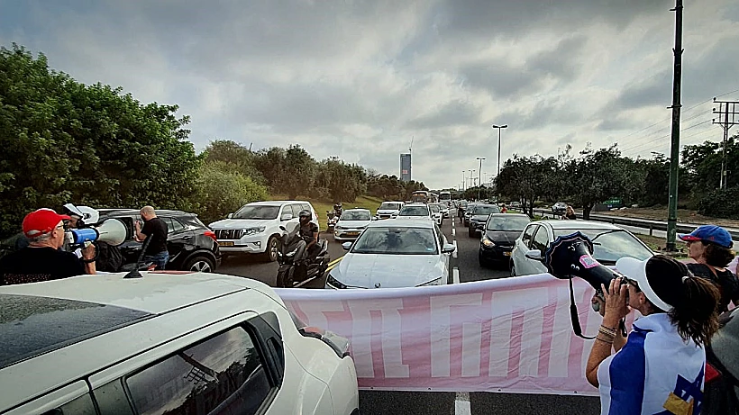 מפגינים חוסמים את כביש החוף