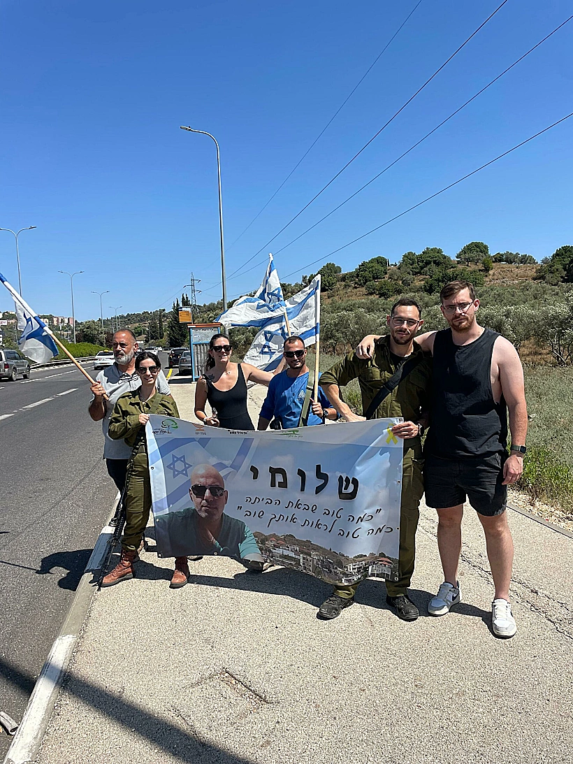 תושבים ממתינים לשלומי זיו