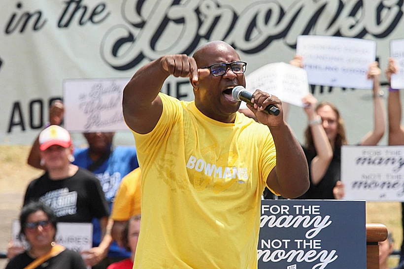 קונגרס בית הנבחרים של ארה"ב סקוואד ג'מאל באומן במהלך קמפיין הבחירות בניו יורק