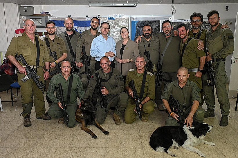 הנשיא הרצוג ורעייתו מיכל עם חיילים ומפקדים בסיור בצפון