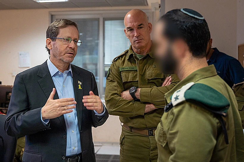 הנשיא הרצוג עם חיילים ומפקדים בסיור בצפון