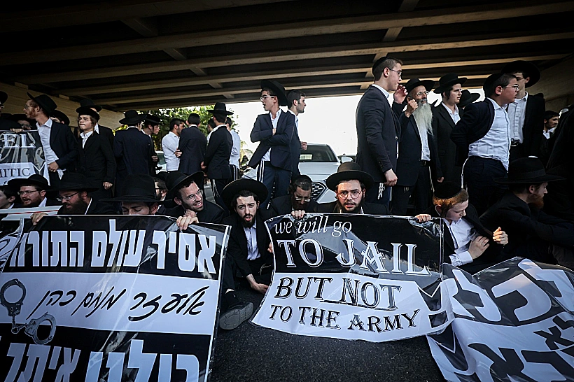 מפגינים חרדים חוסמים את כביש 4 במחאה על חוק הגיוס