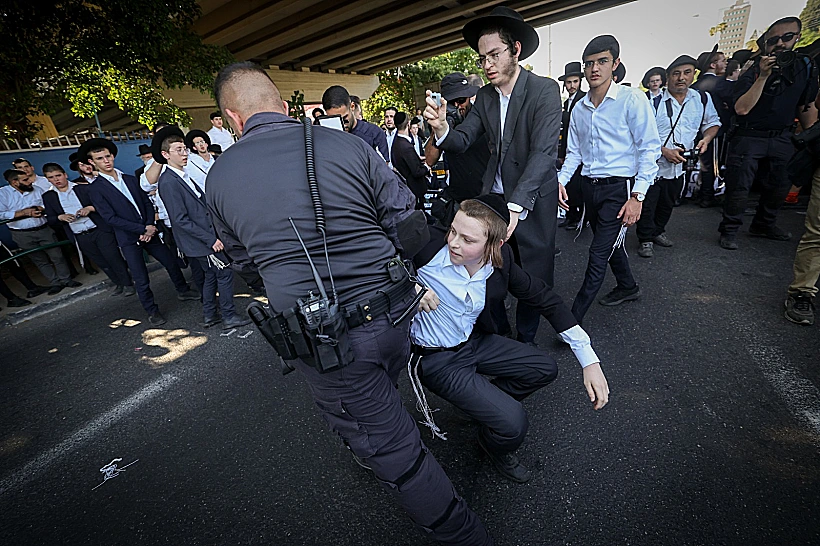מפגינים חרדים חוסמים את כביש 4 במחאה על חוק הגיוס