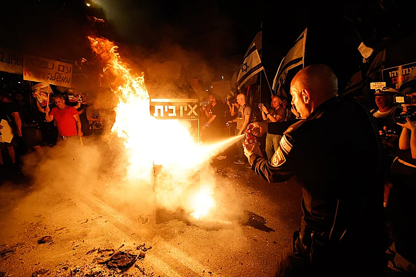 עינב צנגאוקר בהפגנה למען שחרור החטופים ונגד הממשלה בירושלים