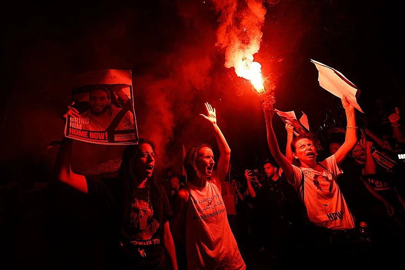 עינב צנגאוקר בהפגנה למען שחרור החטופים ונגד הממשלה בירושלים