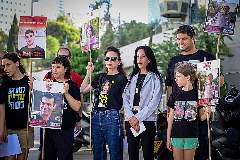 משפחות חטופים בהצהרה, סמוך לבסיס הקריה