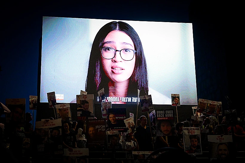 סרטונה של נועה ארגמני מוקרן בעצרת למען החטופים בתל אביב