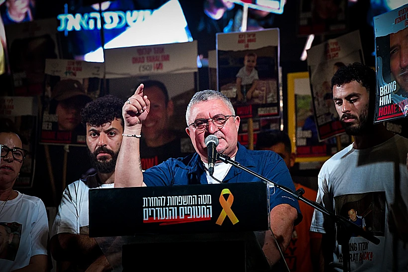 דני אלגרט, שאחיו איציק חטוף ברצועת עזה, נואם בעצרת למען שחרור החטופים בת"א