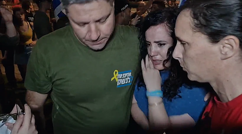 ח"כ נעמה לזימי לאחר שהותקפה ע"י שוטרים בהפגנה בת"א