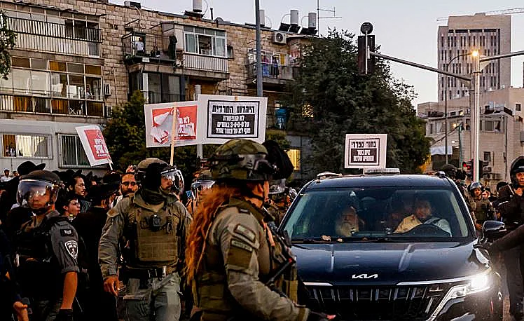 גולדקנופף ברכבו, שנרגם באבנים בהפגנה בירושלים