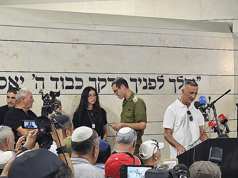 נועה ארגמני בהלווית אימה ליאורה