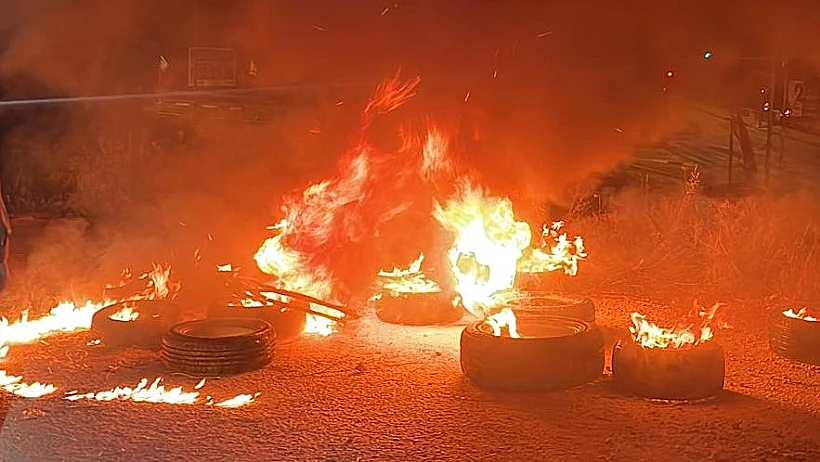 צמיגים בוערים שהועלו באש יהודה ושומרון מתנחלים מג"ב כוחות הביטחון התפרעויות במהלך פינוי מבנים לא חוקיים במאחז גבעת עוז ציון שבבנימין