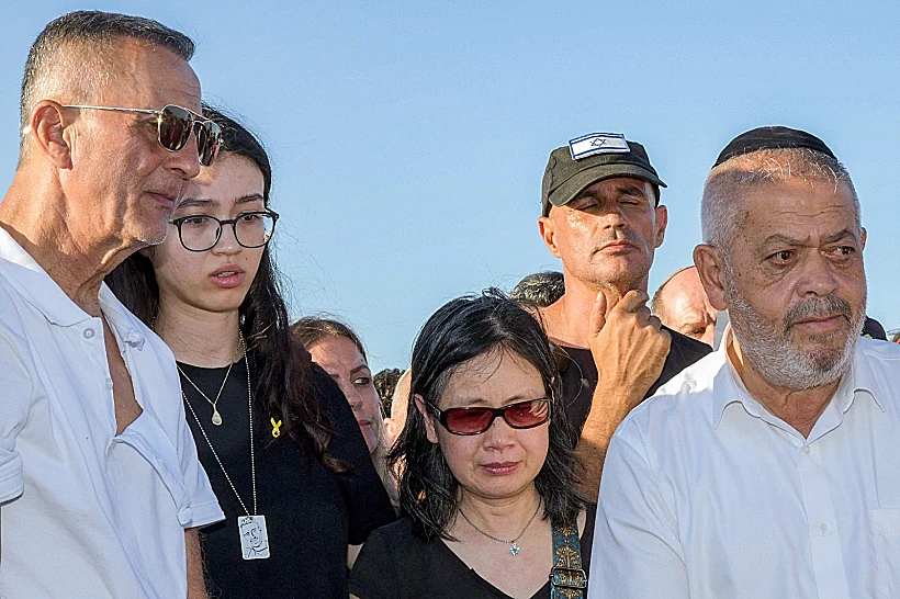 נועה ארגמני ואביה יעקב בהלוויית אם המשפחה ליאורה