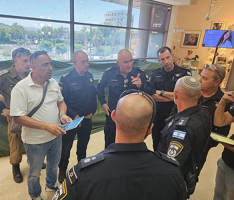 כוחות משטרה בזירת הפיגוע בכרמיאל