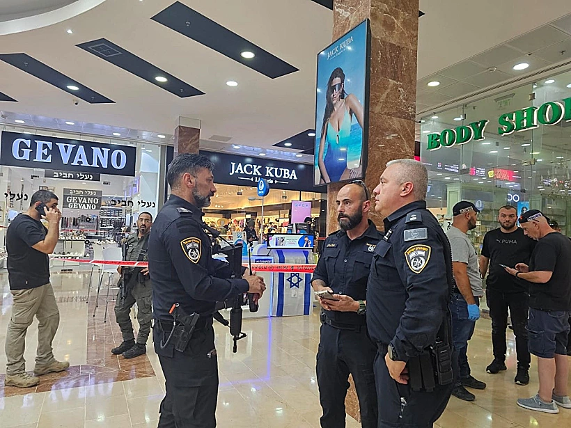 כוחות משטרה בזירת הפיגוע בכרמיאל