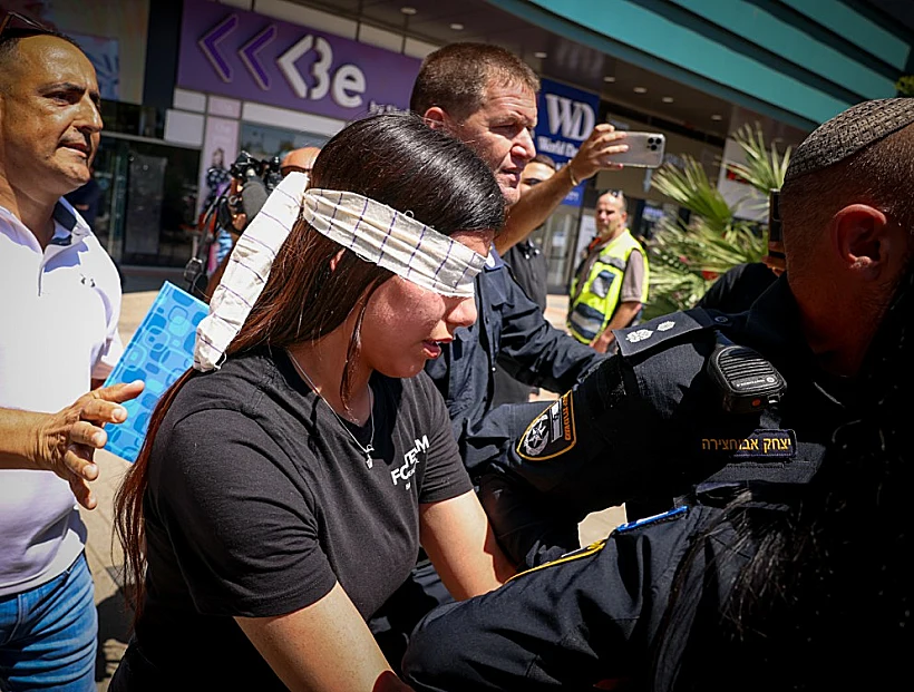 רגעי מעצר אחות המחבל מהפיגוע בכרמיאל