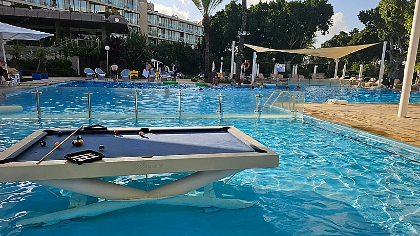 הבריכה בדן קיסריה ריזורט