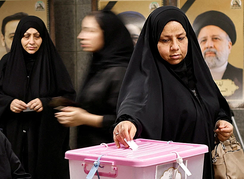 מצביעה בבחירות לנשיאות איראן
