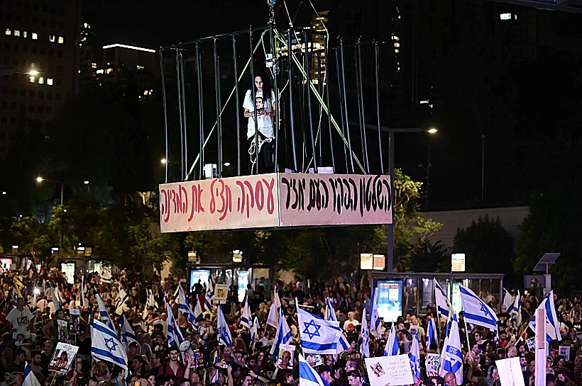 עינב צנגאוקר בכלוב בהפגנה בתל אביב