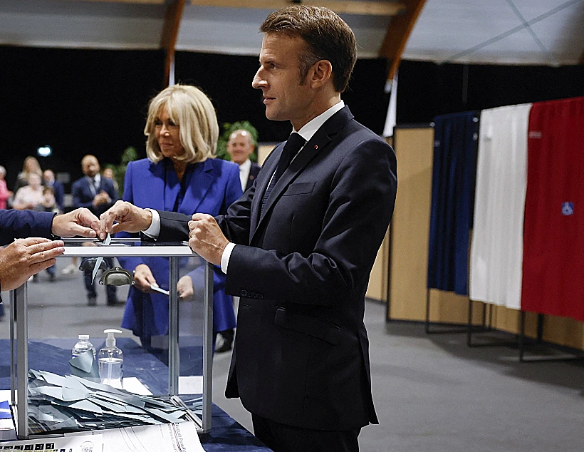 הנשיא מקרון ורעייתו מצביעים בבחירות