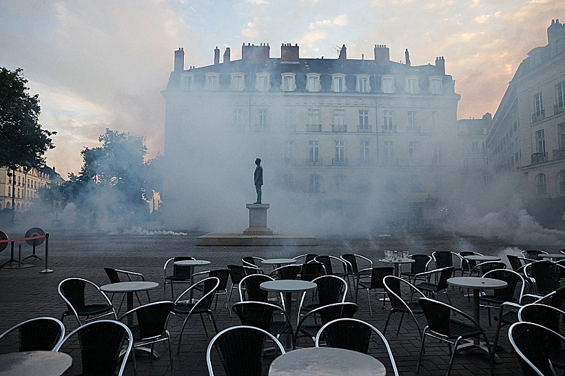התפרעויות אלימות בפריז, לאחר שידור מדגמי הבחירות