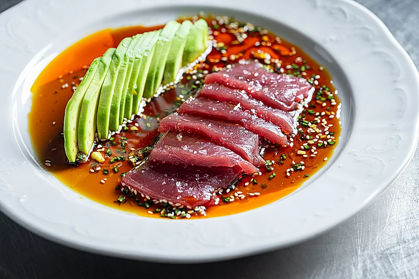 סשימי טונה לצד אבוקדו