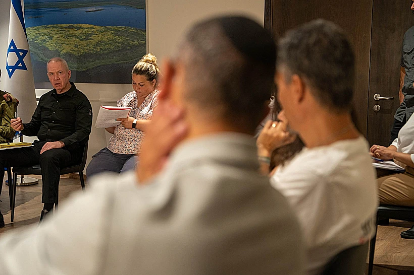 גלנט עם משפחות חטופים