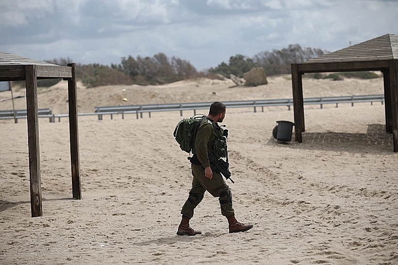 לוחם צה"ל בחוף זיקים, עוטף עזה