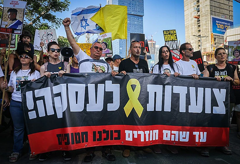 קרובי חטופים בצעדה בתל אביב