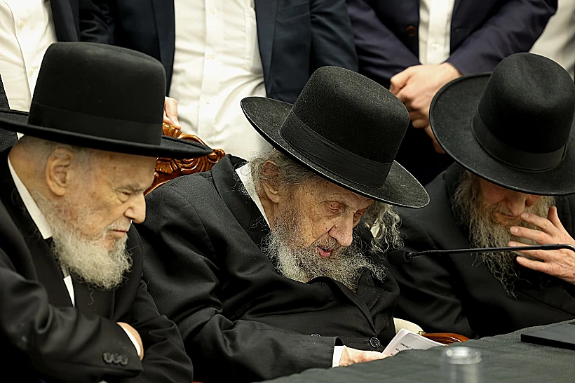 הרב דוב לנדו (במרכז) בבני ברק