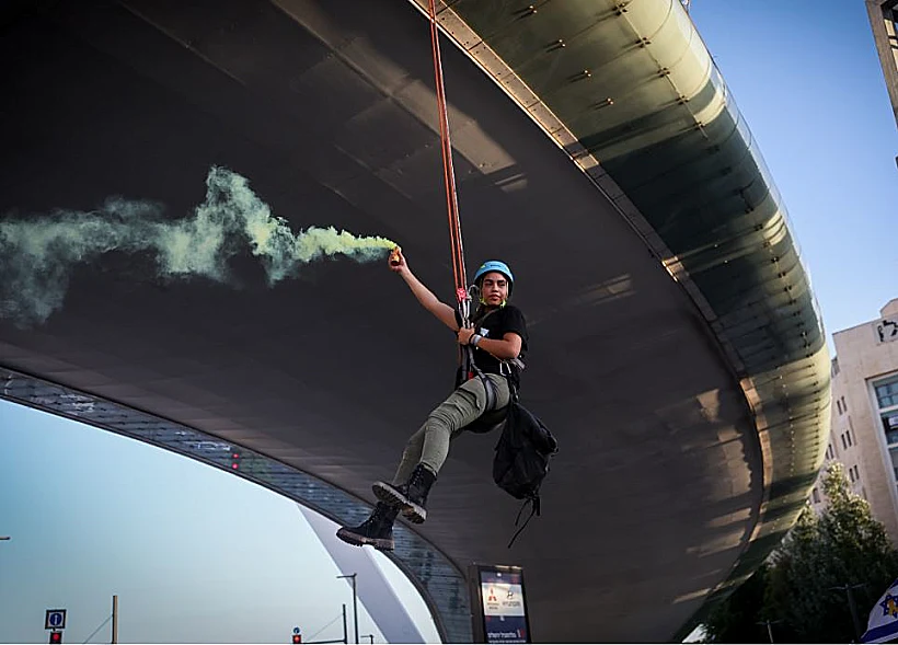 נטלי צנגאוקר על גשר המיתרים