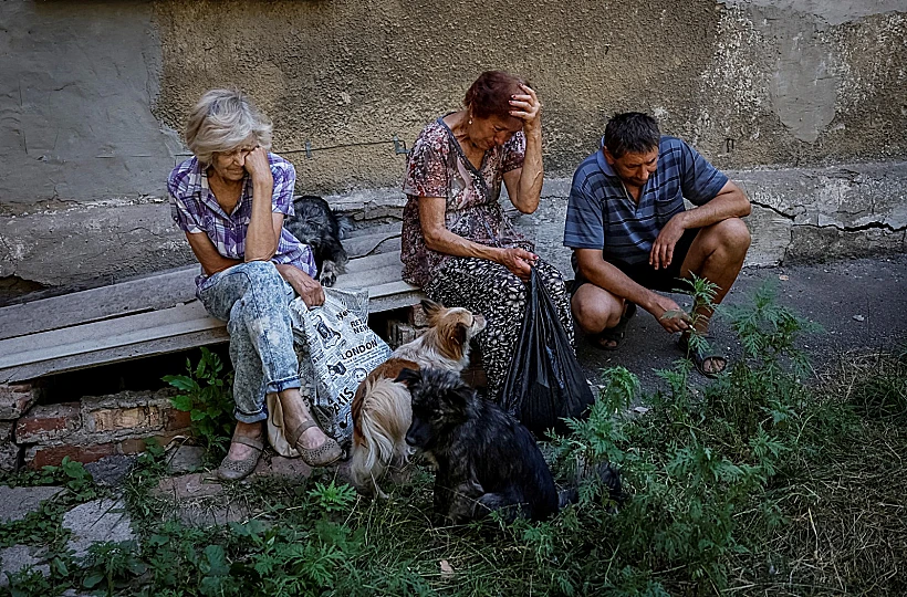 אוקראינים מפונים מביתם באזור דונצק