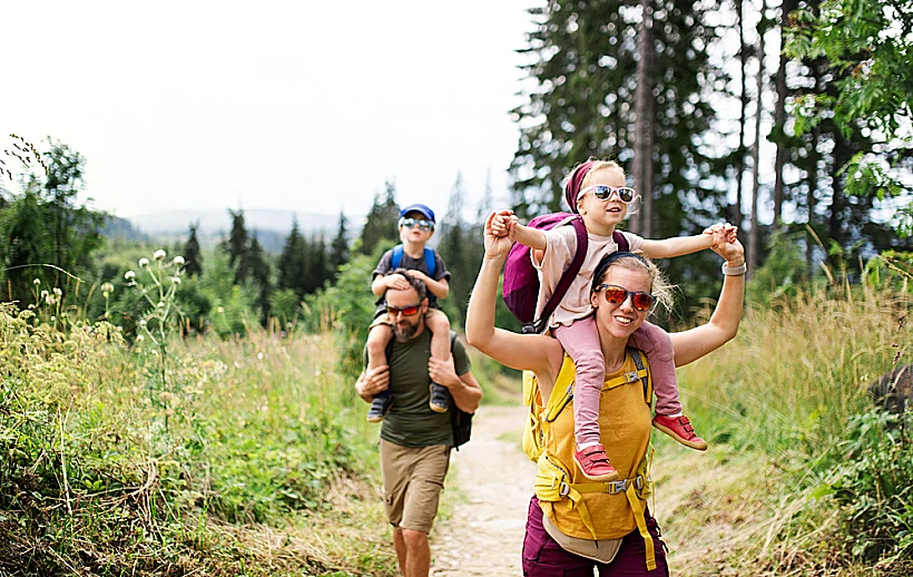 טיול משפחתי. חופשה עם ילדים. משפחה מטיילת חופשה משפחתית טיול עם פעוטות
