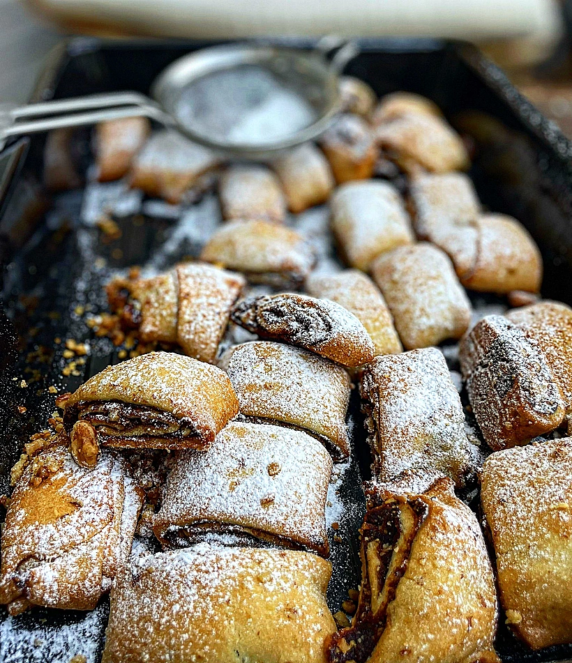 מגולגלות תמרים ושקדים