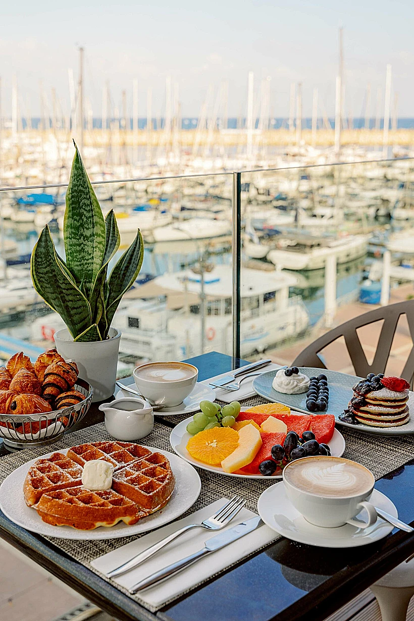 ארוחת בוקר, מלון ריץ קרלטון הרצליה