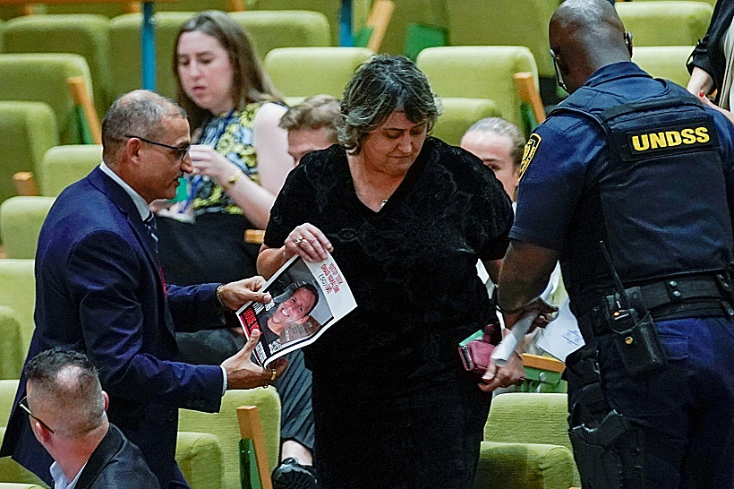 מזכ"לית הסתדרות המורים יפה בן דויד מורחקת מדיון במועצת הביטחון לאחר שהניפה תמונת חטוף