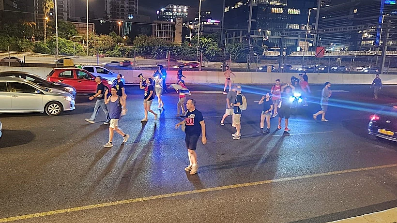 חטופים תל אביב מחלף השלום הפגנות מפגינים חוסמים את איילון דרום