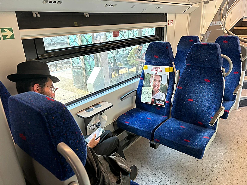 מודעות חטופים שהודבקו ברכבת