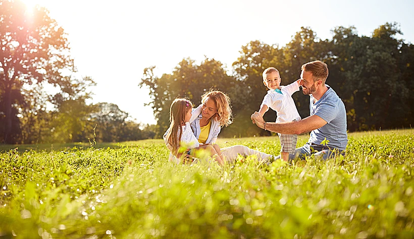 חופשה משפחתית בטבע, משפחה מטיילת, משפחה מאושרת, ילדים בטיול, ילדים מטיילים בטבע
