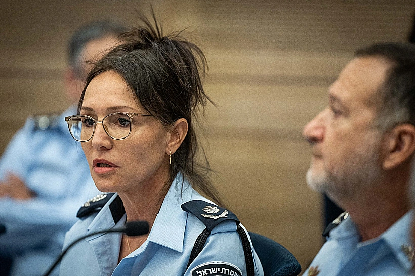 ניצב סיגל בר צבי לצד המפכ"ל היוצא קובי שבתאי (ארכיון)