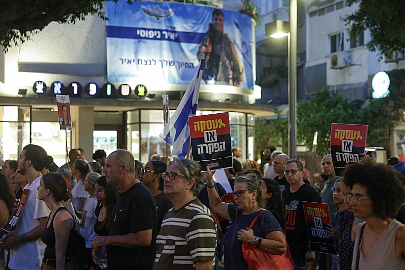 מפגינים למען שחרור החטופים בתל אביב