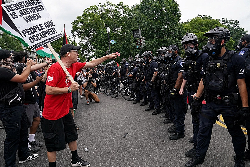 מוחים פרו-פלסטינים מתעמתים עם המשטרה, מול בניין הקונגרס