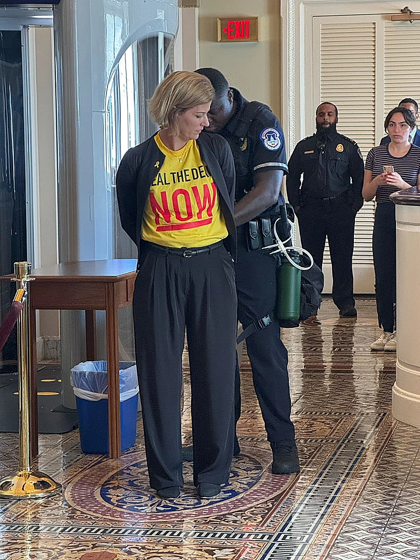 משטרת הקונגרס עוצרת בני משפחות חטופים שלבשו חולצה עם הכיתוב "Seal The Deal"