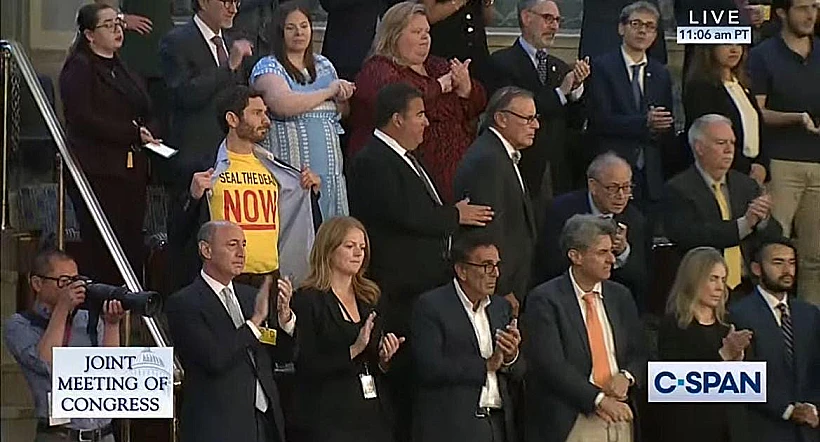 מיכאל לוי, אחיו של החטוף אור לוי, עם החולצה "SEAL THE DEAL NOW