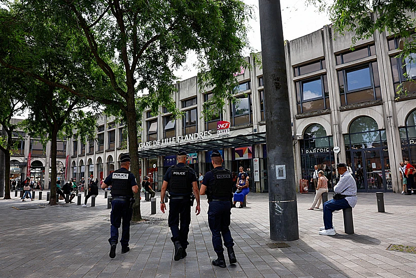 שוטרים בתחנת הרכבת בליל, צרפת