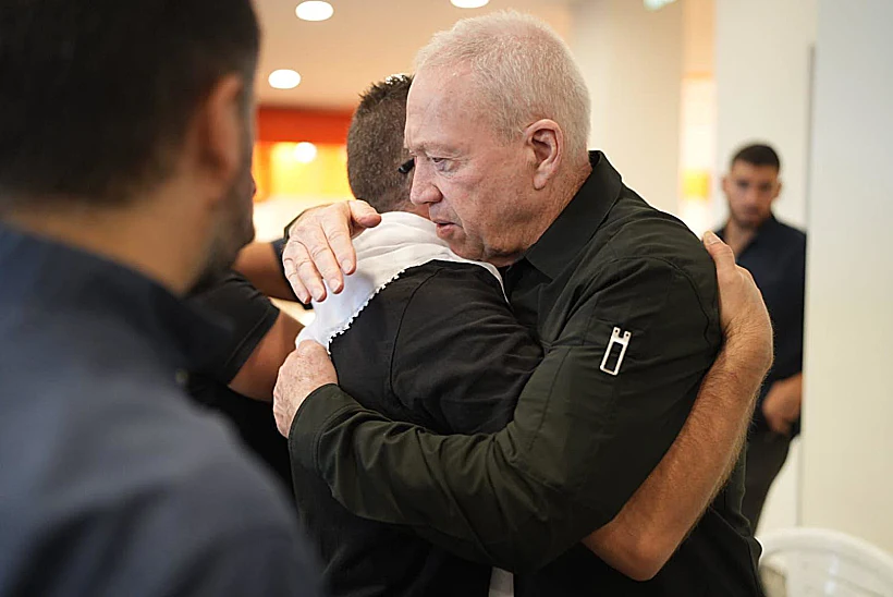 השר גלנט בביקור האבלים במג'דל שמס