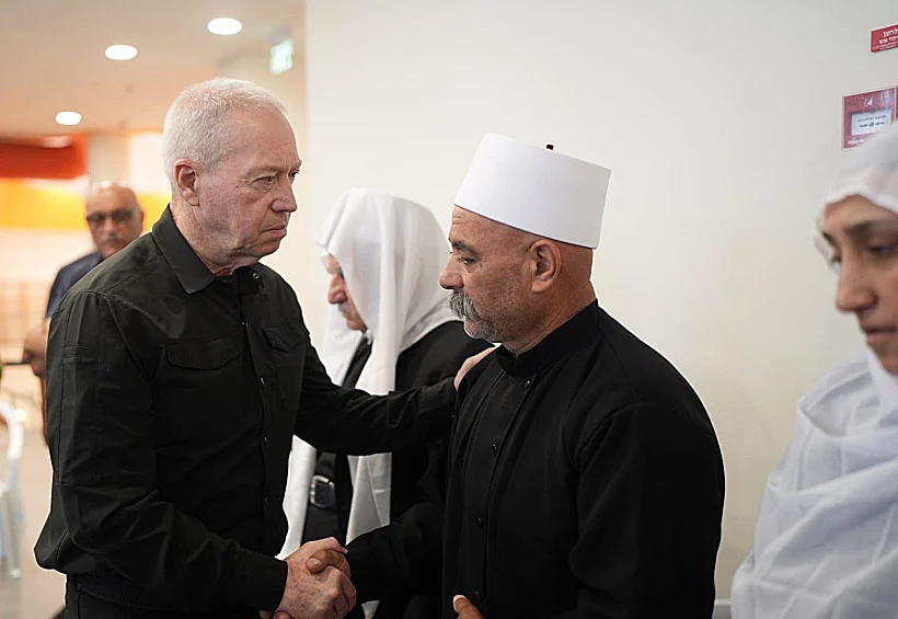 השר גלנט בביקור האבלים במג'דל שמס