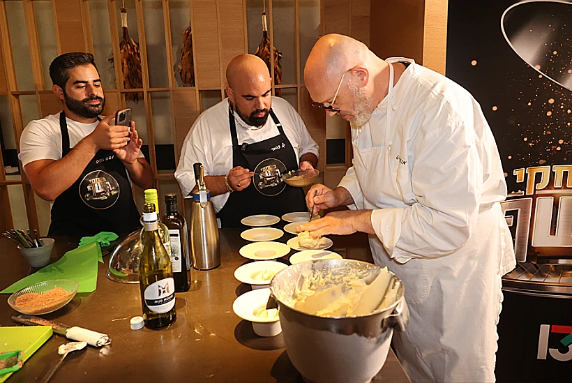 חלק עבדו, חלק צילמו