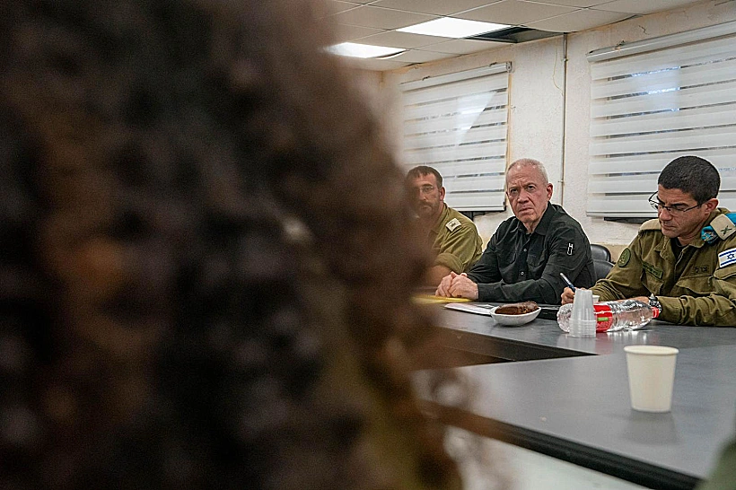 שר הביטחון גלנט עם לוחמי מילואים בגבול עזה