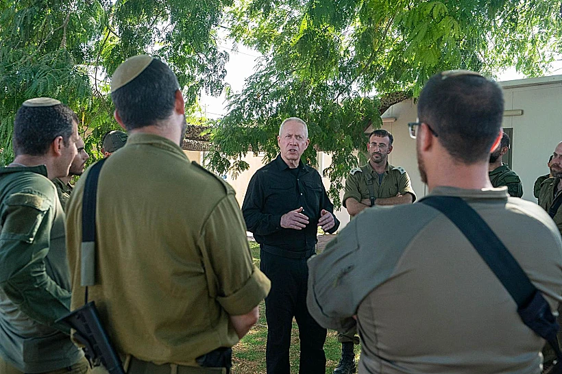 שר הביטחון גלנט עם לוחמי מילואים בגבול עזה